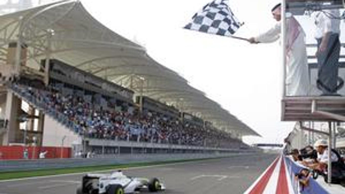 Jenson Button z tímu Brawn GP v cieli Veľkej ceny Bahrajnu. Za ním skončili Sebastian Vettel na red bulle a Jarno Trulli na toyote.