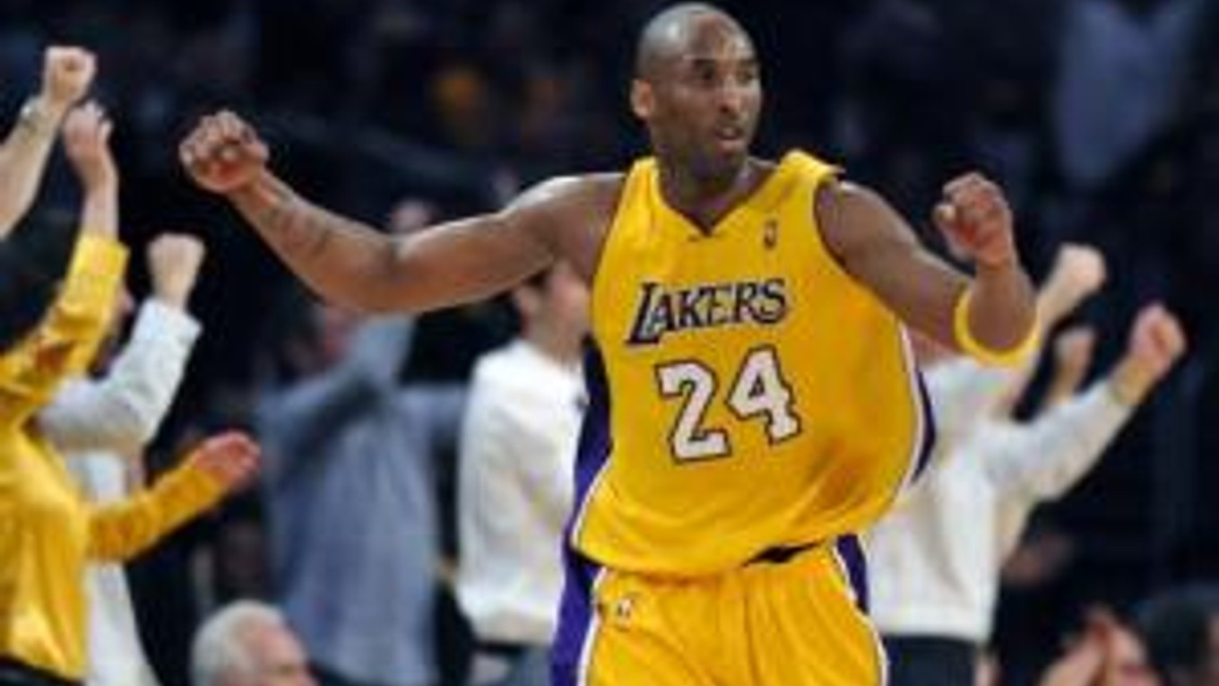 Kobe Bryant sa teší z postupu Los Angeles Lakers do druhého kola play off.