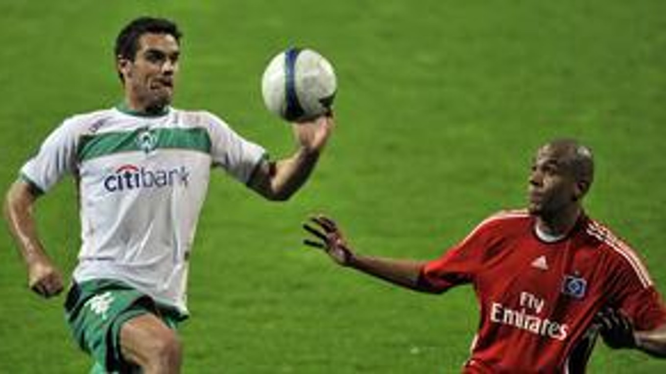 Alexandros Tziolis z Werderu (vľavo) v súboji o loptu s Alexom Silvom.