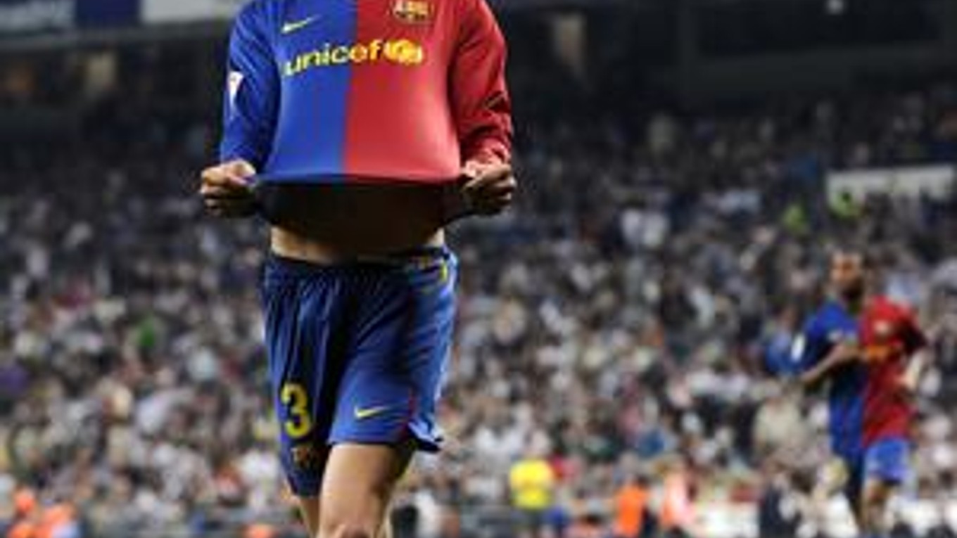 Španiel Gerard Pique z FC Barcelona sa raduje po šiestom góle do siete Realu Madrid.