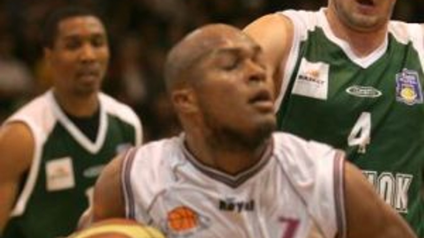 Na snímke basketbalista Richard Urland (vpravo) z Pezinka sleduje aktívneho Eugena Lawrenca z Nitry.