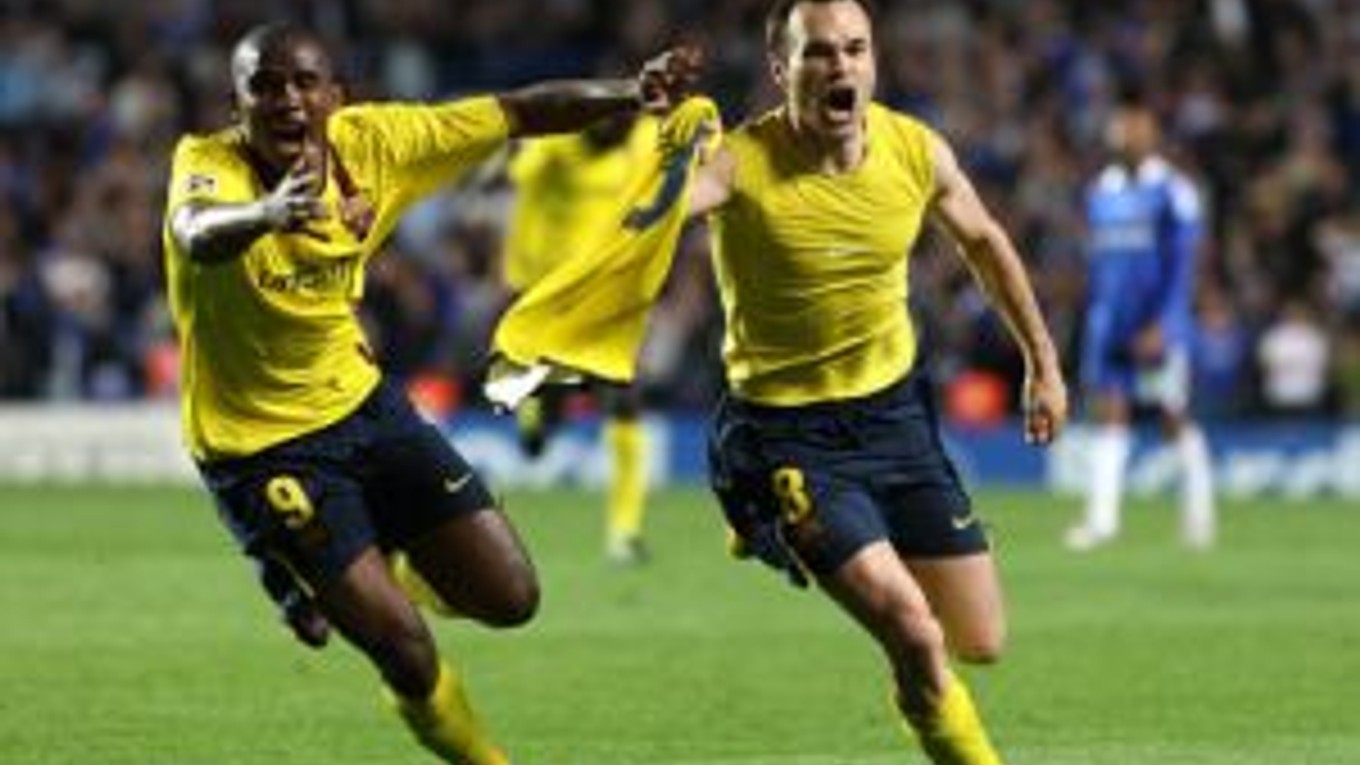 Andres Iniesta (vpravo) poslal Barcelonu do finále.