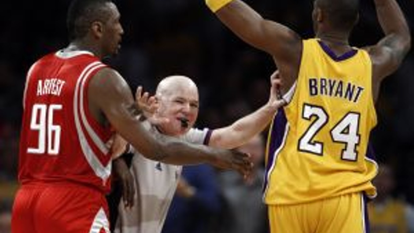 Rozhodca Joe Crawford oddeľuje od seba Kobe Bryanta z Los Angeles Lakers a Rona Artesta (Houston Rockets).