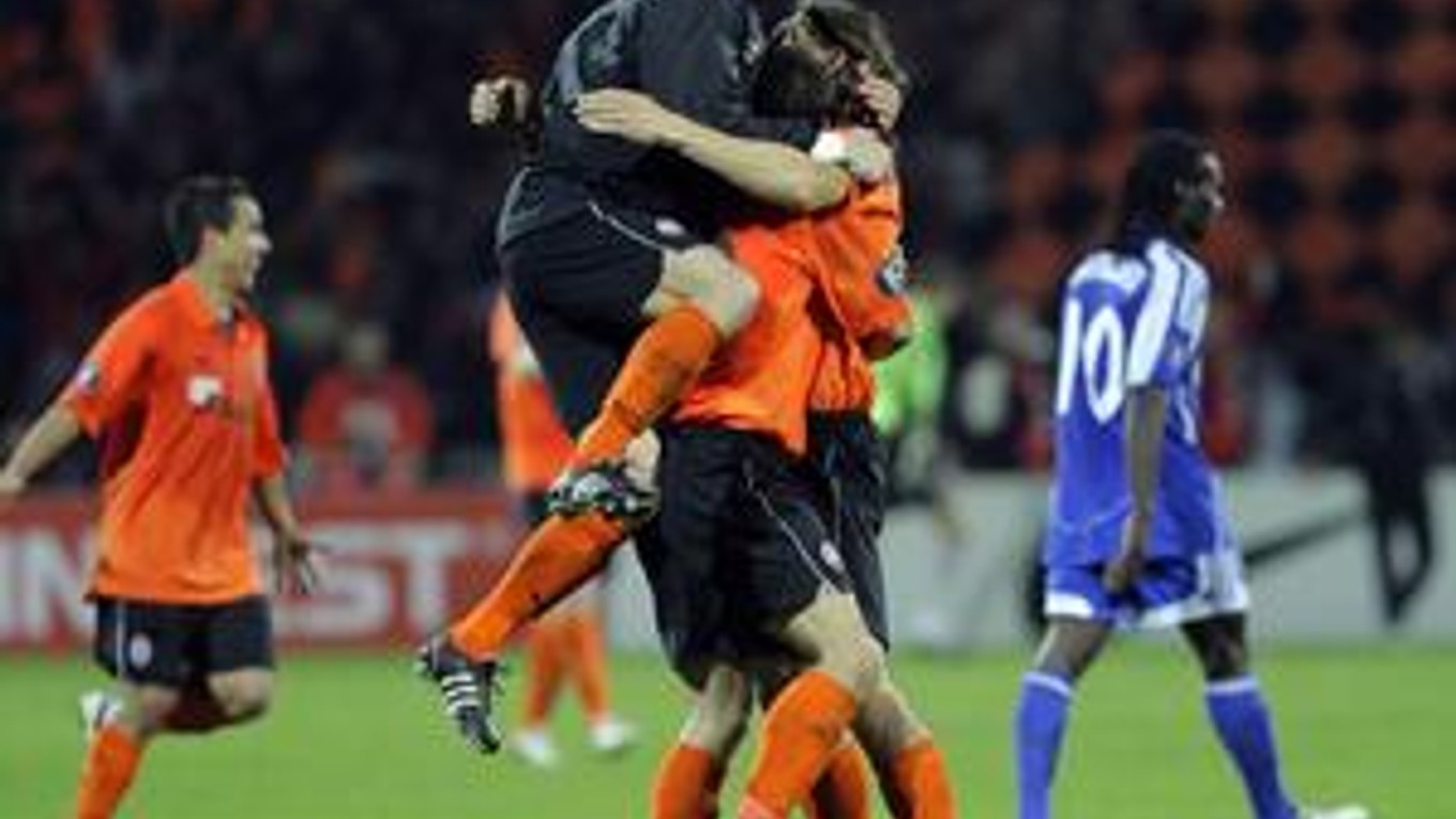 Hráči Šachtaru Doneck oslavujú víťazstvo nad Dynamom Kyjev.