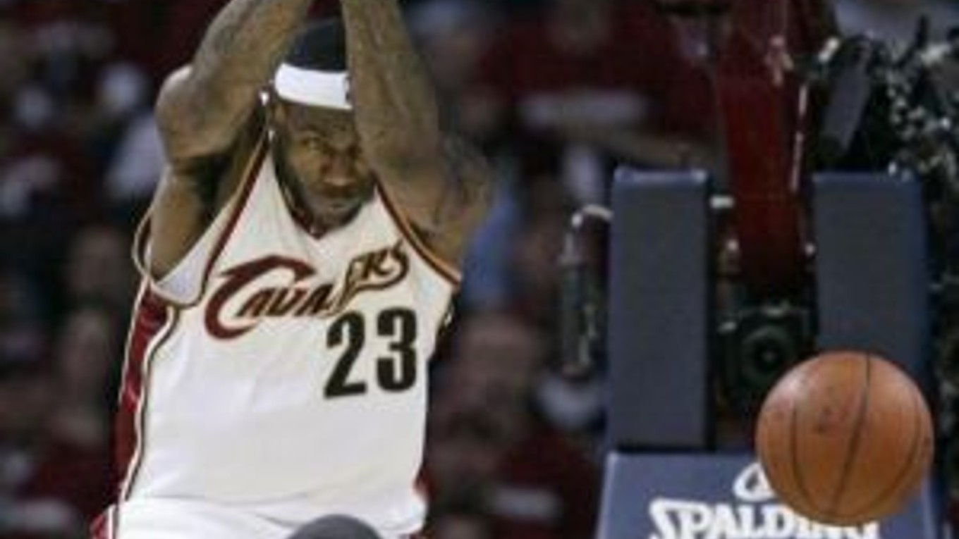 Hviezda Clevelandu LeBron James.