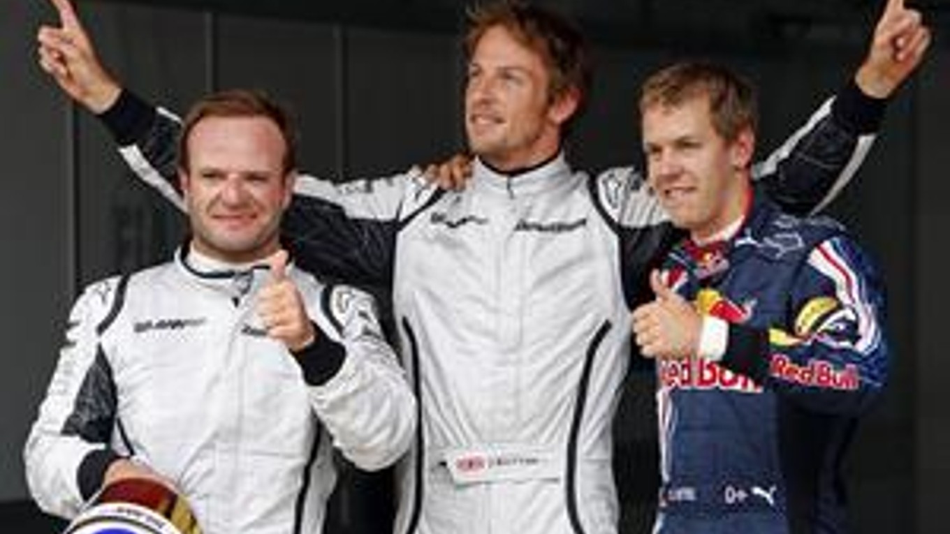 Víťaz kvalifikácie Jenson Button (uprostred), druhý Sebastian Vettel (vpravo) a tretí Rubens Barrichello.
