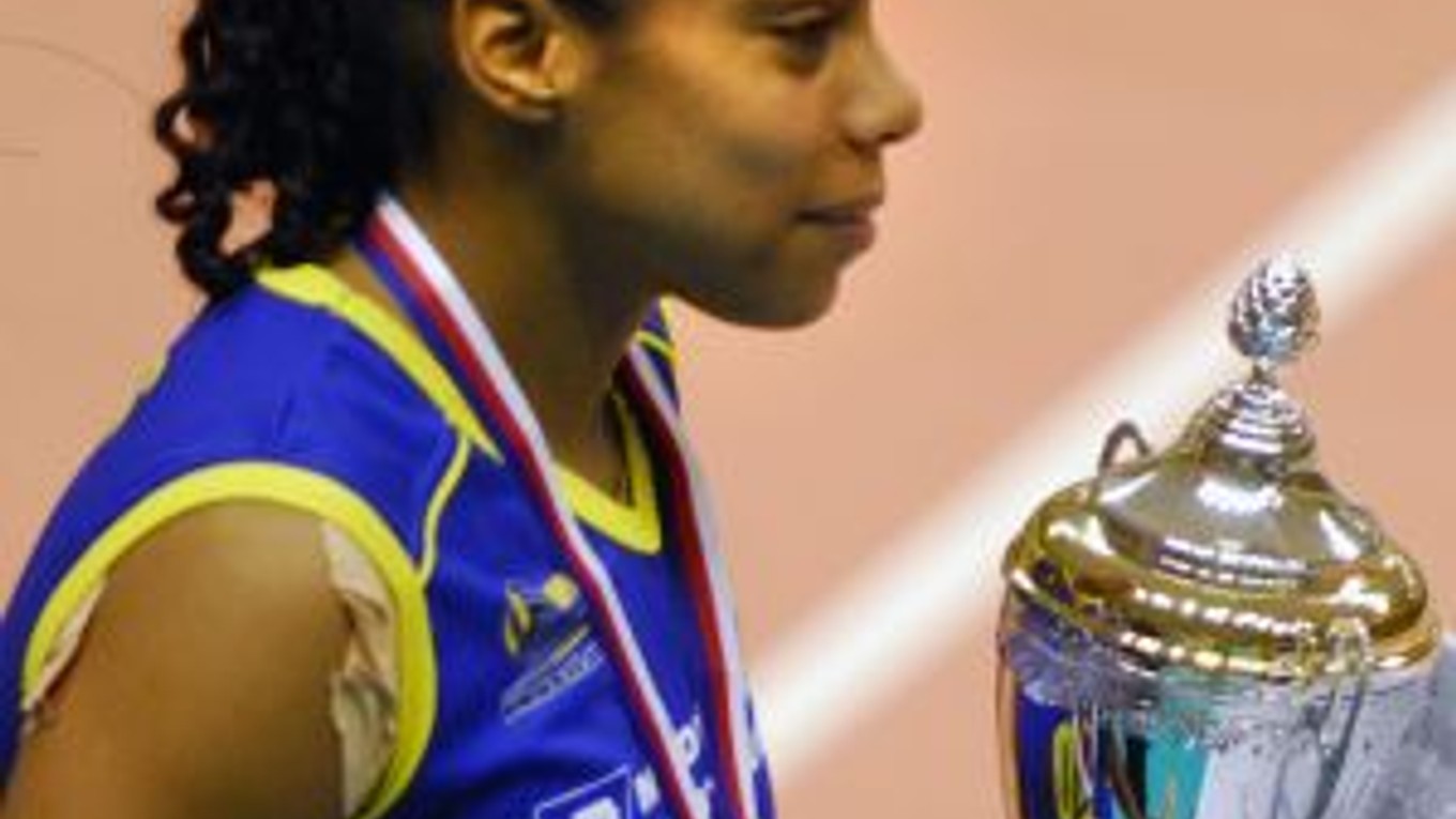 Volejbalistka Solange Paula Pereirová Soaresová sa narodila 1. júla 1980 v brazílskom Belo Horizonte. Hrala na poste smečiarky, teraz je univerzálka. Začínala v Olympic Club Belo Horizonte, Minas Club Belo Horizonte, hrala aj v Macae Club Rio de Janeiro.