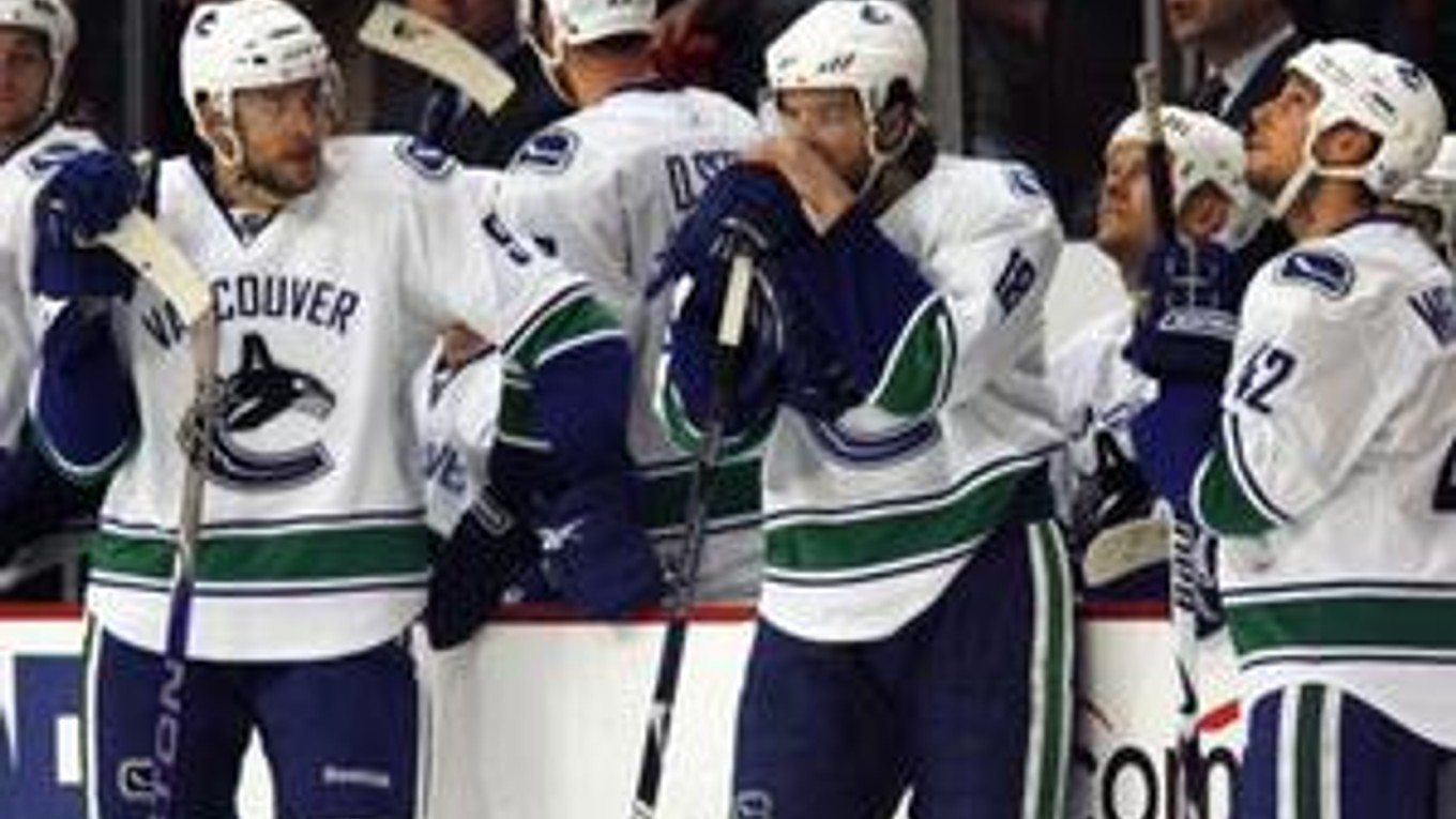 Hráči kanadského Vancouveru po rozhodujúcom siedmom góle, ktorý inkasovali 4 minúty pred koncom. Vyrovnať sa im už nepodarilo.