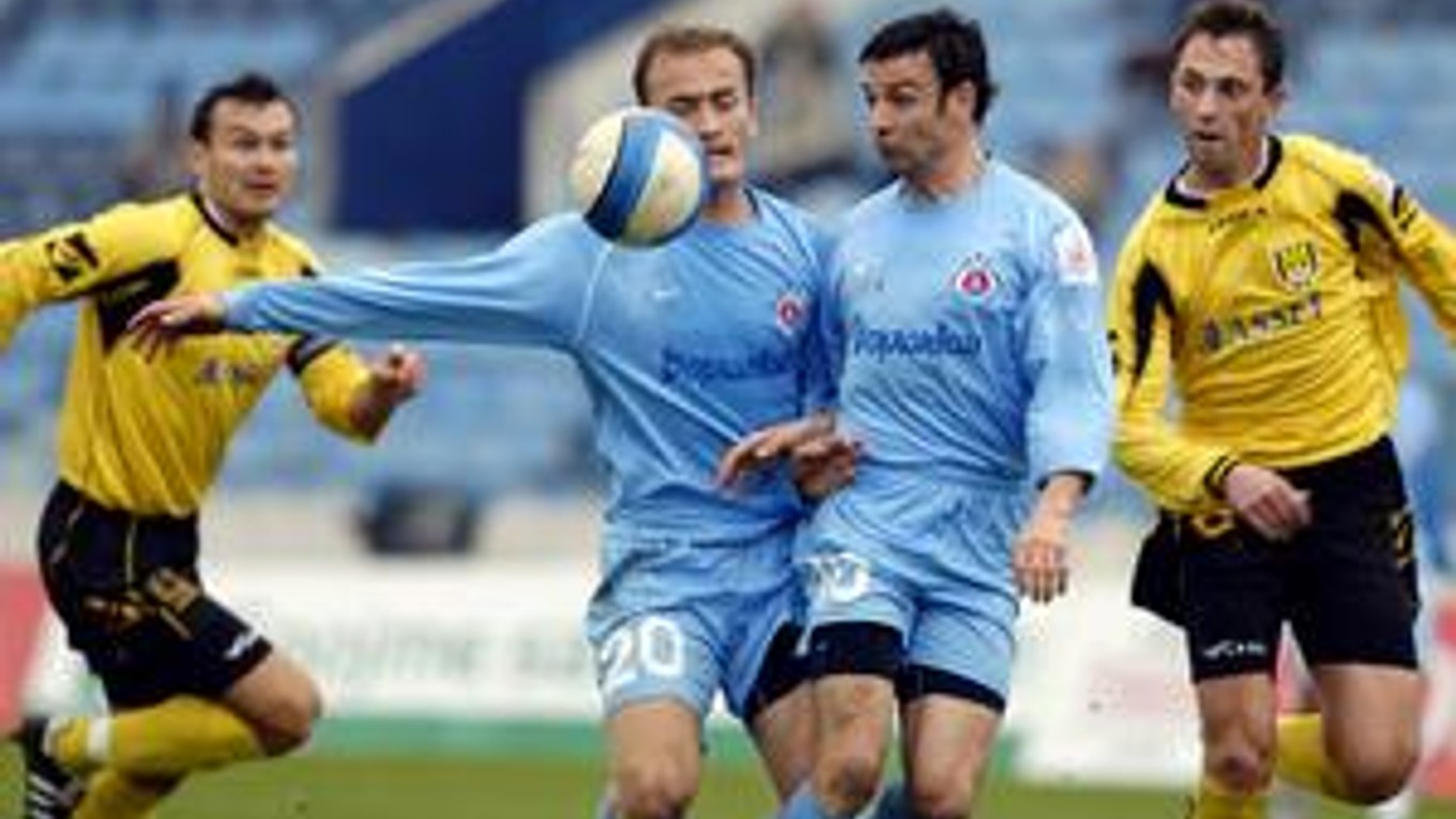 Pavol Masaryk (druhý zľava) a Samuel Slovák z domáceho Slovana a Jozef Friga (vpravo) a Radoslav Kunzo z Interu.