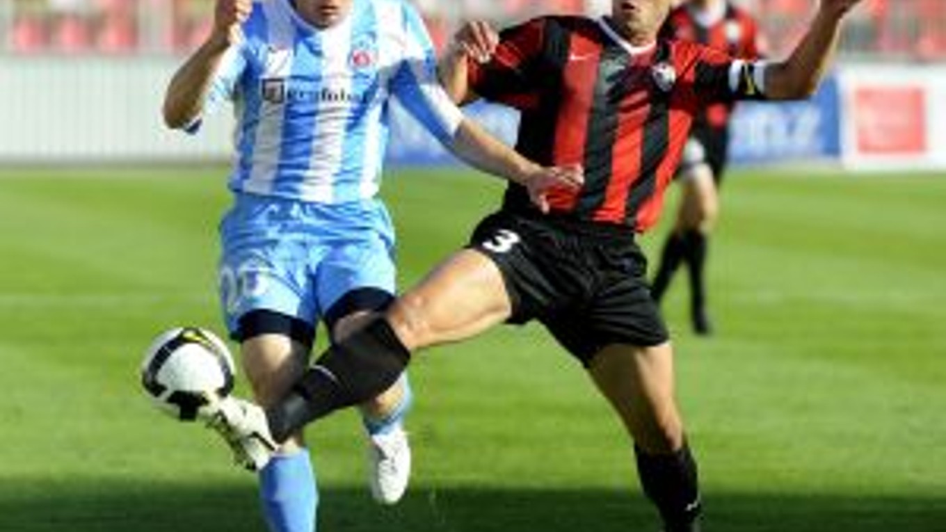 Na snímke vpravo Peter Doležaj (Trnava) a vľavo Pavol Masaryk (Slovan) v súboji o loptu v dohrávke 30. kola Corgoň ligy medzi FC Spartak Trnava - ŠK Slovan Bratislava