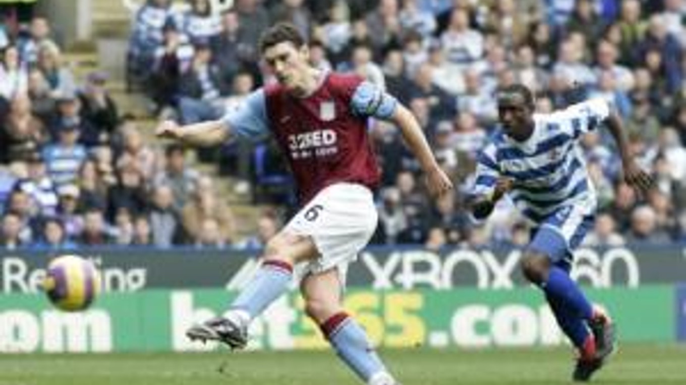 Proti Žiline možno nebude hrať ani opora stredovej formácie Aston Villy Gareth Barry.