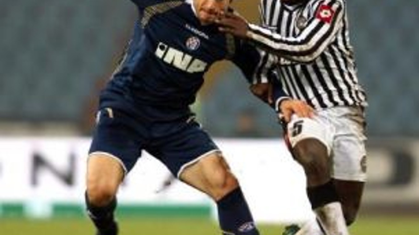 Hráč Dinama Záhreb Tomislav Sokota (vľavo) bránený Christianom Obodom z Udinese, ktorý v 79. minúte stretnutia vsietil víťazný a zároveň postupový gól svojho tímu.