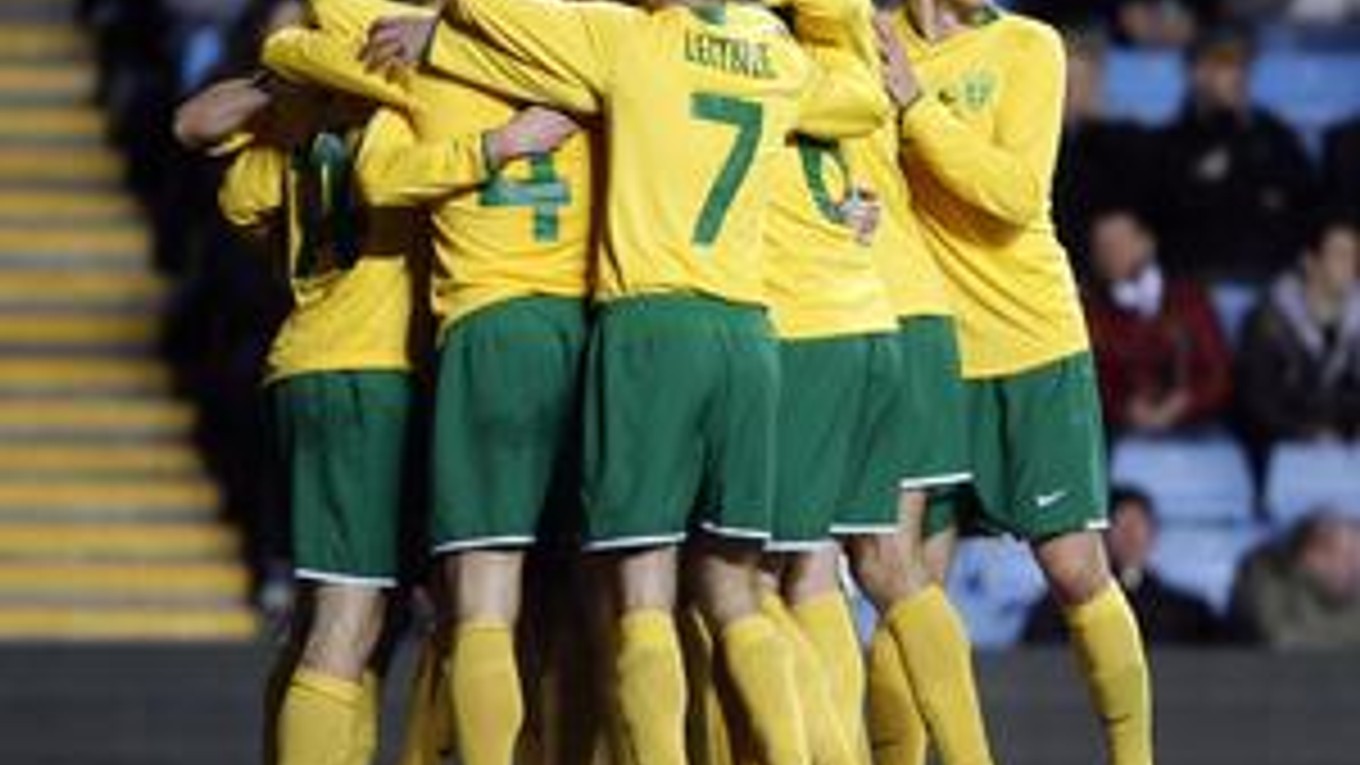 Radosť hráčov Žiliny po góle Vladimíra Leitnera. Žilina vyhrala nad Aston Villou 2:1.