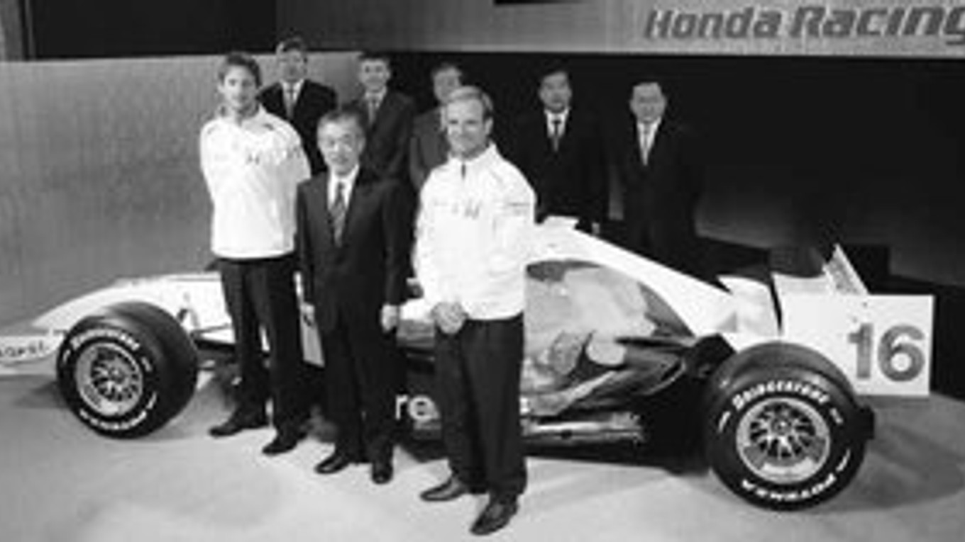 V sezóne 2008 sa v tíme F1 Honda ešte usmievali, v popredí sú jazdci Jenson Button (vľavo) s Rubensom Barrichellom, medzi nimi šéf firmy Takeo Fukui. Teraz už bude F1 bez Hondy.