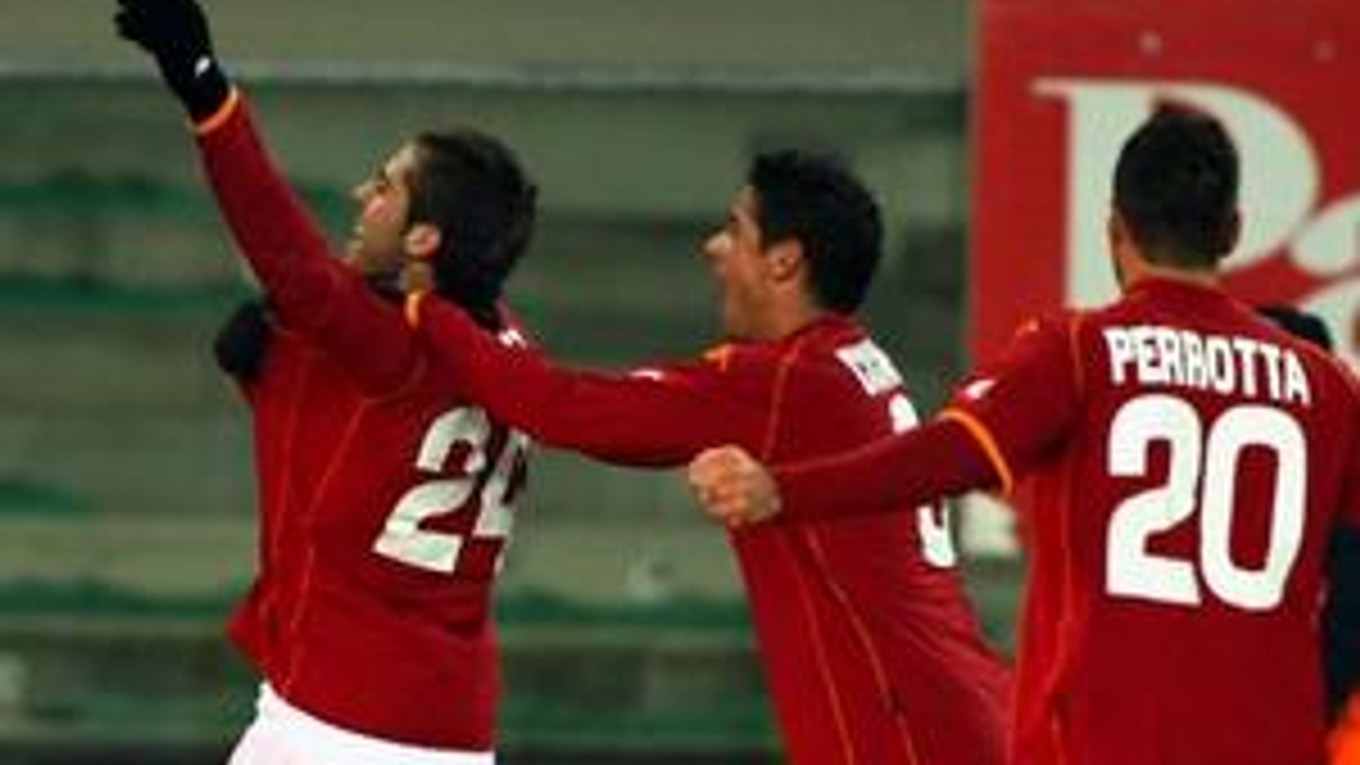 Zľava Jeremy Menez, Cicinho a Simone Perrotta z AS Rím oslavujú víťazstvo vo Verone.