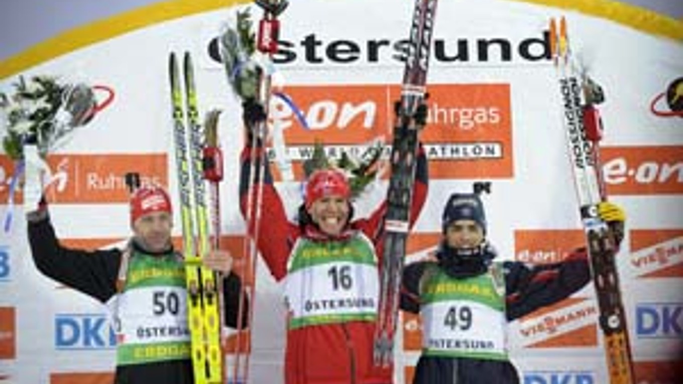 Emil Hegle Svendsen z Nórska oslavuje víťazstvo v sobotňajších rýchlostných pretekoch na 10 km. Vľavo druhý Poliak Tomasz Sikora, vpravo tretí Francúz Simon Fourcade.
