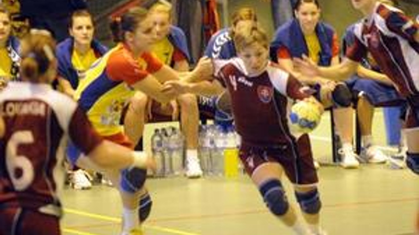 Slovenská reprezentantka Lýdia Jakubišová (s loptou) útočí v zápase Slovakia Cupu proti Rumunsku.
