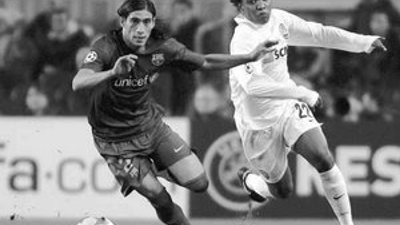 Martin Cáceres z Barcelony (vľavo) a Willian z Donecka.