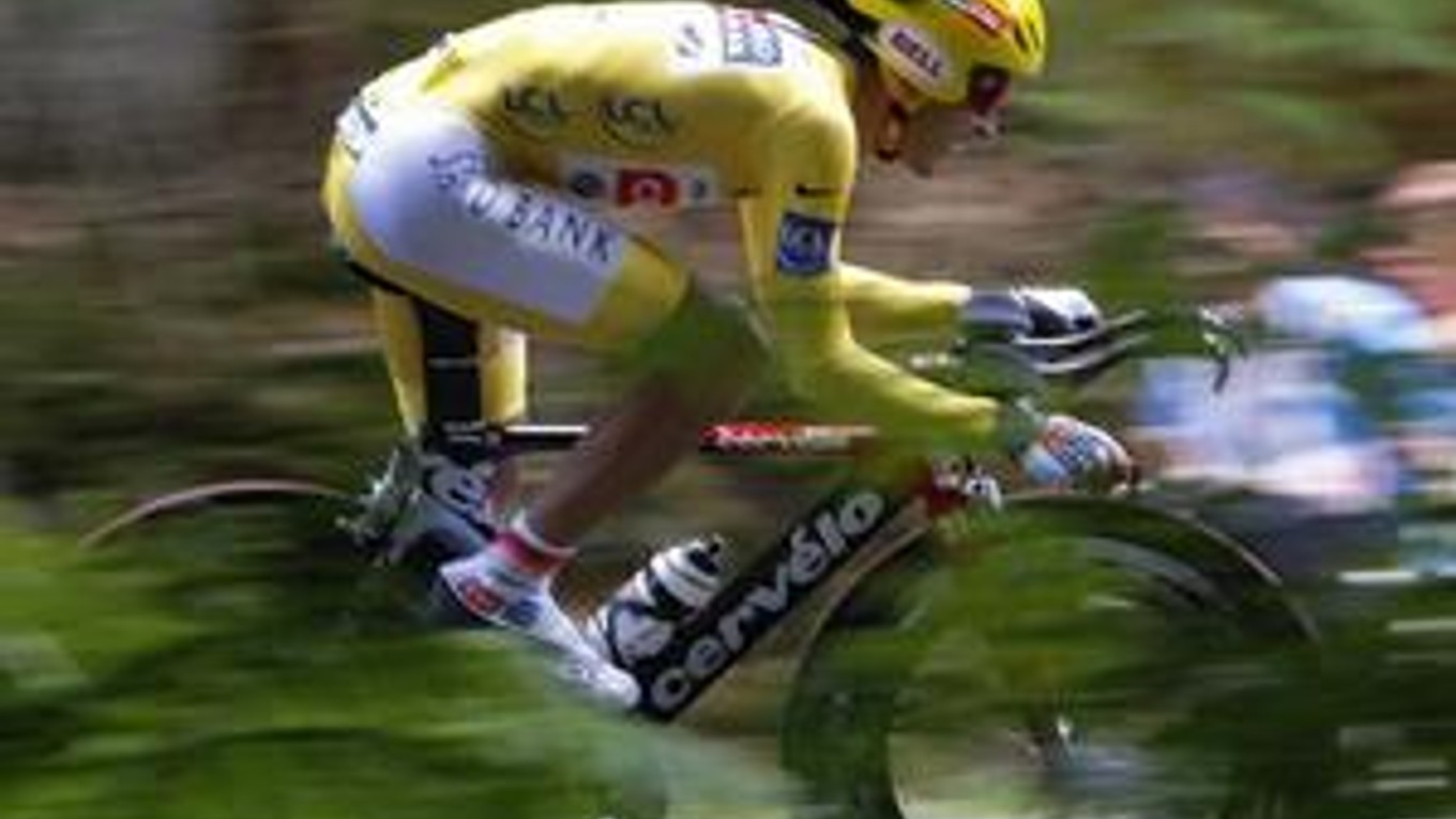 Španiel Carlos Sastre počas individuálne jčasovky na Tour de France.