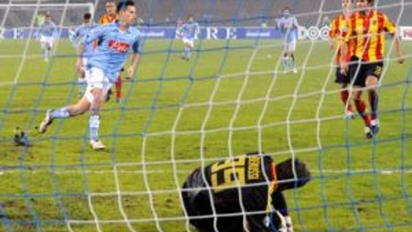 Slovenský futbalista Marek Hamšík (vľavo) v službách SSC Neapol prekonáva brankára Lecce Francesca Benussiho z koputového kopu.