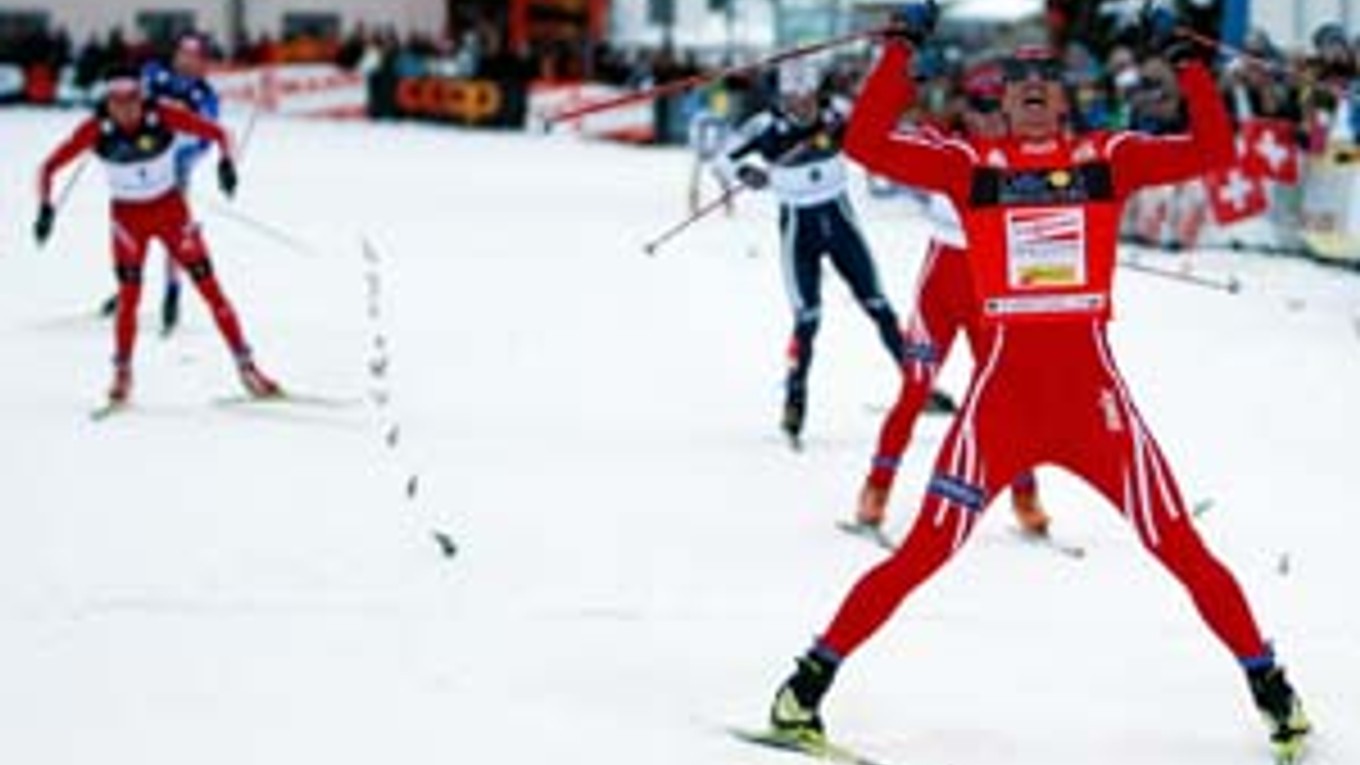 Nórsky bežec Hattestad sa teší z víťazstva.