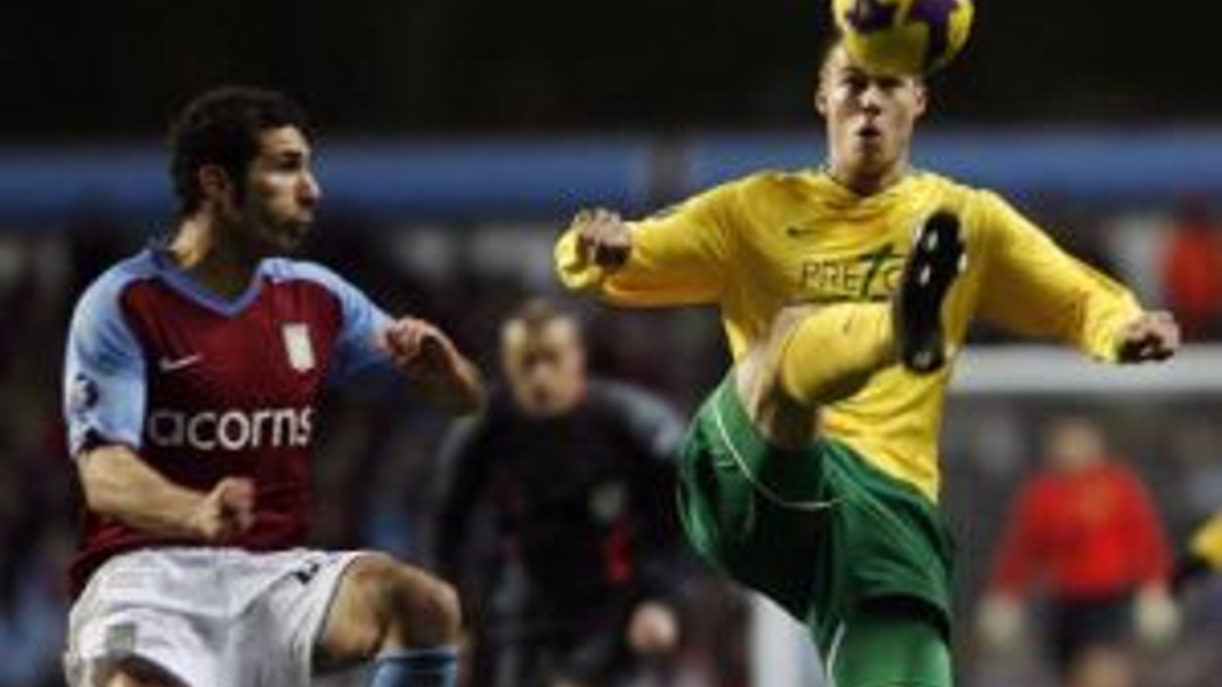 Obranca Aston Villy Carlos Cuellar (vľavo) v súboji so žilinským útočníkom Petrom Štyvárom.