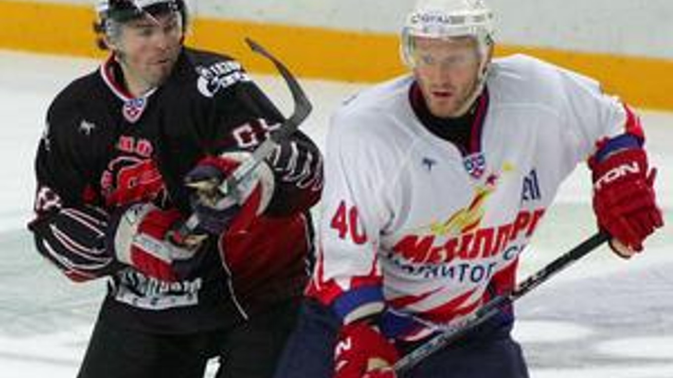 Jaromír Jágr (vľavo) z Avangardu Omsk v prvom zápase na domácom ľade proti Metallurgu Magnitogorsk.