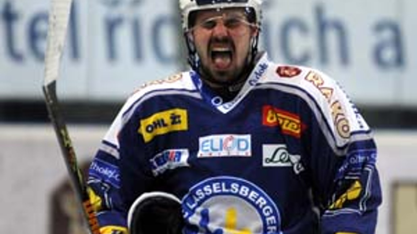 Hráčom českého extraligového tímu z Plzne, kde hrá slovenský útočník Peter Fabuš (na snímke), meškajú výplaty. Klub stratil hlavného sponzora.