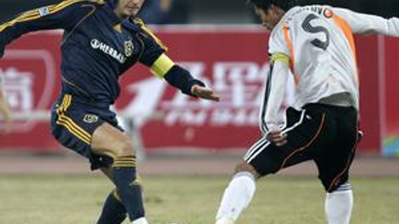 Anglická futbalová hviezda David Beckham bude od januára nastupovať za AC Miláno.