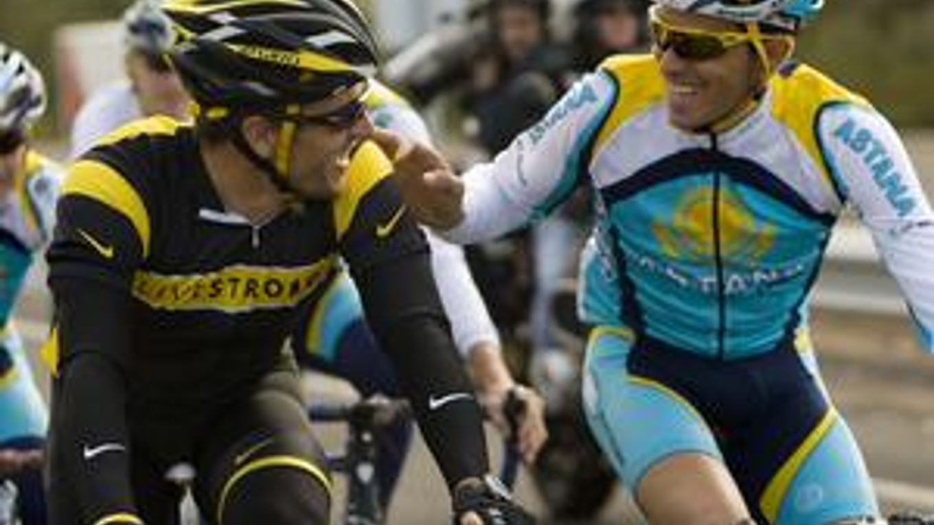 Lance Armstrong (vľavo) sa rozpráva s Albertom Contadorom počas spoločného tréningu tímu Astana.