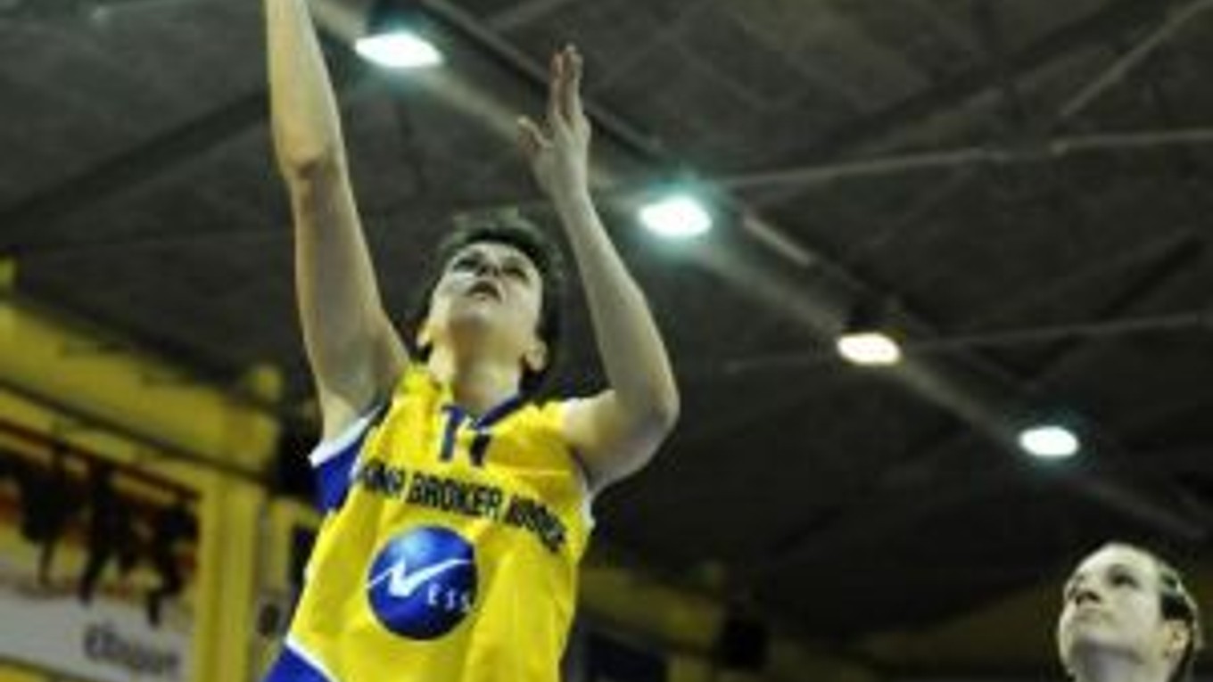 Vo finále sa stretli hráčky MB Košice a Nitry. Na snímke sa Babaríková z Nitry prizerá zakončeniu Jalčovej.