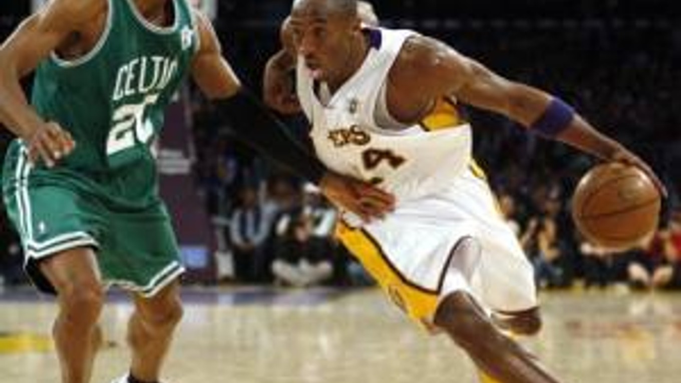 Kobe Bryant so svojim Los Angeles Lakers zastavil víťaznú sériu Bostonu Celtics.