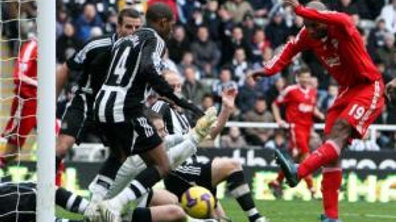 Ryan Babel (vpravo) strieľa gól do bránky Newcastle United.