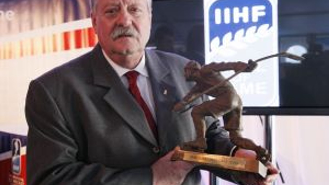 Juraj Okoličány s Cenou Paula Loicqa za špeciálny prínos pre svetový hokej.