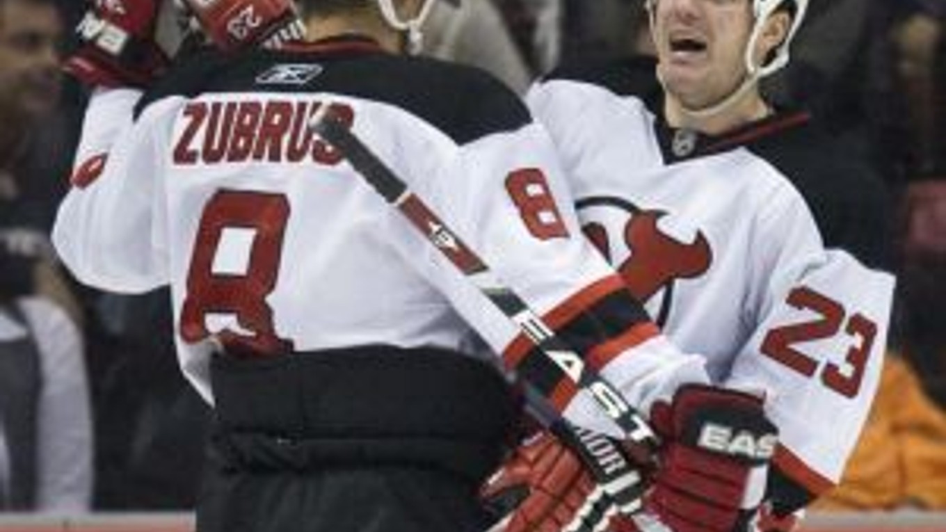Hráči New Jersey Devils Dainius Zubrus (8) a David Clarkson oslavujú gól druhého menovaného do siete Anaheimu.