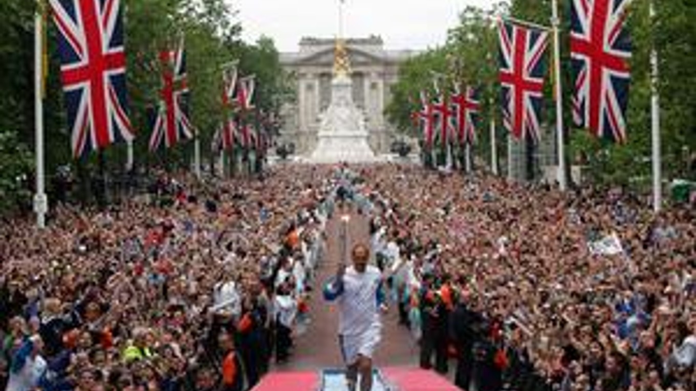 Sir Steve Redgrave, päťnásobný olympijský víťaz vo veslovaní, beží s olympijskou pochodňou ulicami Londýna pred hrami v Aténach.