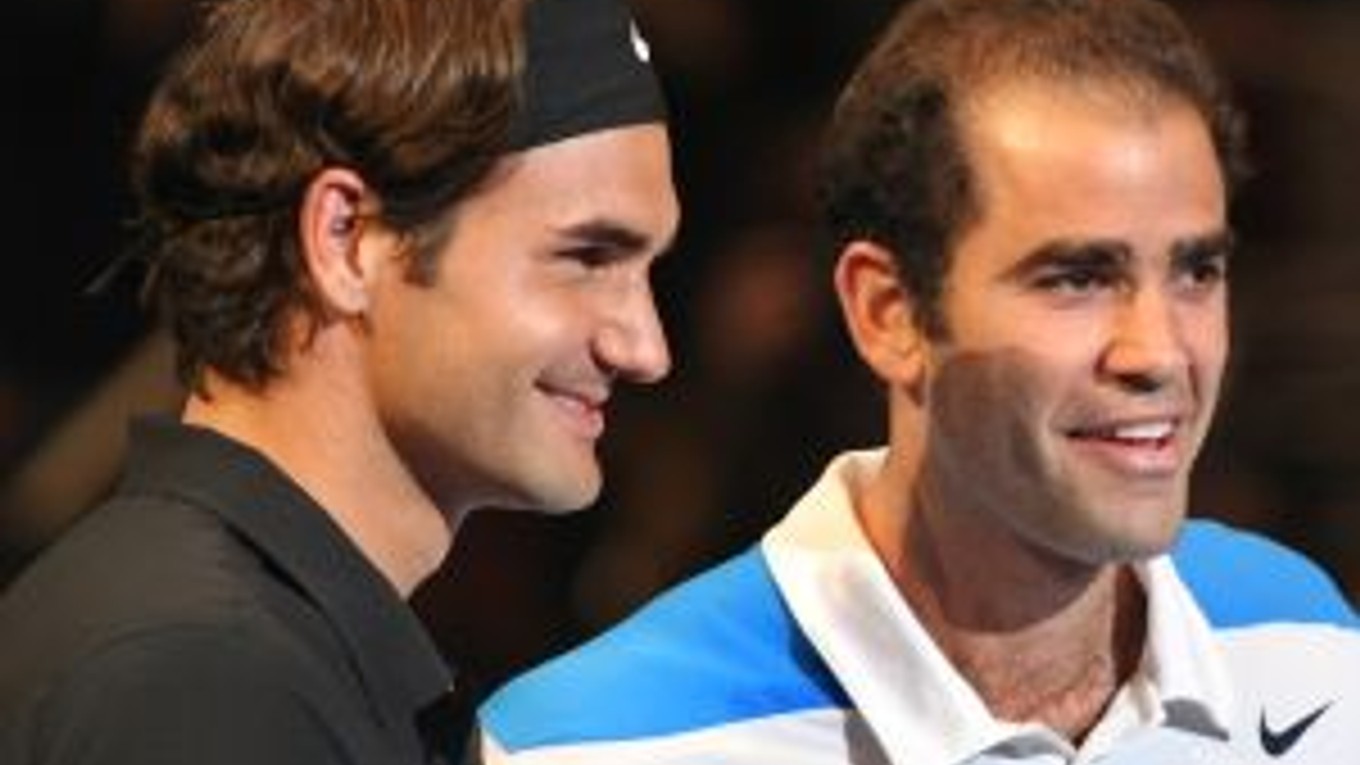 Roger Federer (vľavo) v prípade triumfu na Australian Open vyrovná rekord Peta Samprasa.