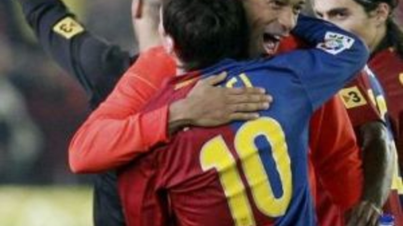 Thiery Henry a Lionel Messi (č. 10) patria medzi opory súčasnej Barcelony.