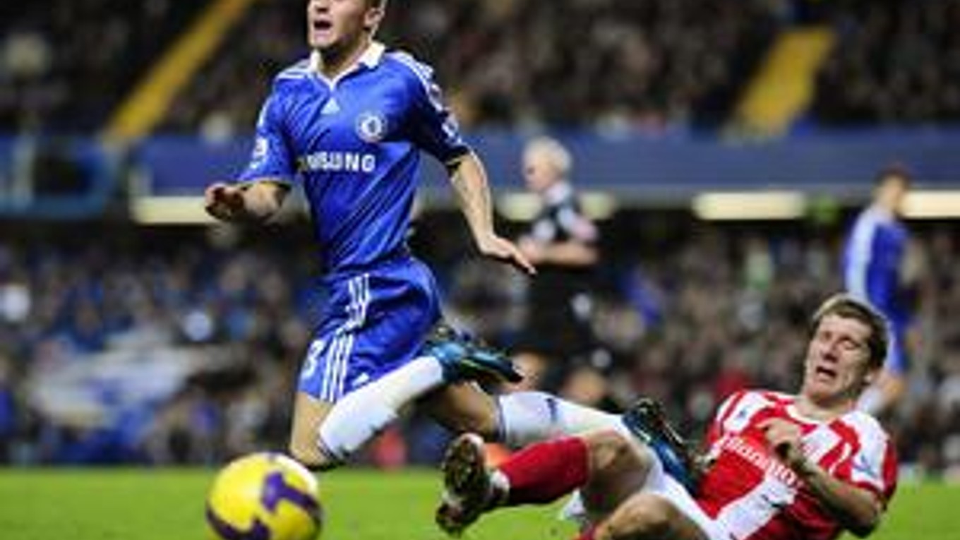 Miroslav Stoch (vľavo) v súboji s Andym Griffinom zo Stoke City.