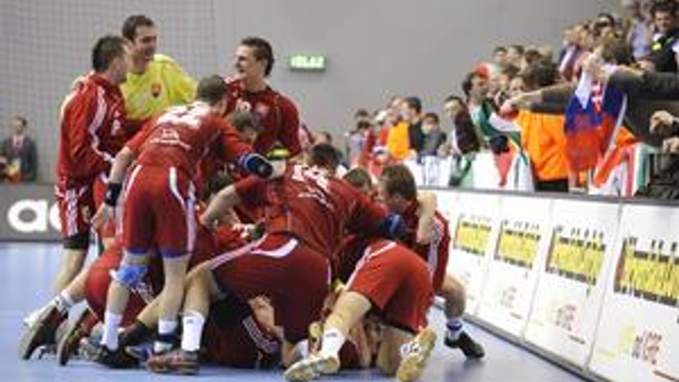 Spontánna radosť slovenských hráčov po remíze s Maďarskom na MS v hádzanej mužov v chorvátskom Osijeku.