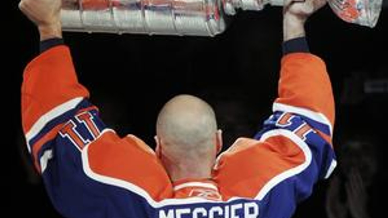 Najlepšie roky strávil Mark Messier v Edmonton Oilers. Tu vyhral päťkrát Stanleyho pohár, raz ako kapitán.