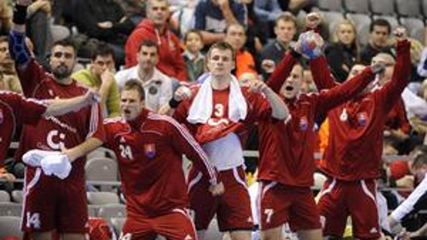 Radosť slovenských hádzanárov po remíze s Maďarskom na svetovom šampionáte bola obrovská.  Zľava Andrej Petro, Martin Stranovský, Csaba Czücs, Juraj Nižňan a Tomáš Urban.