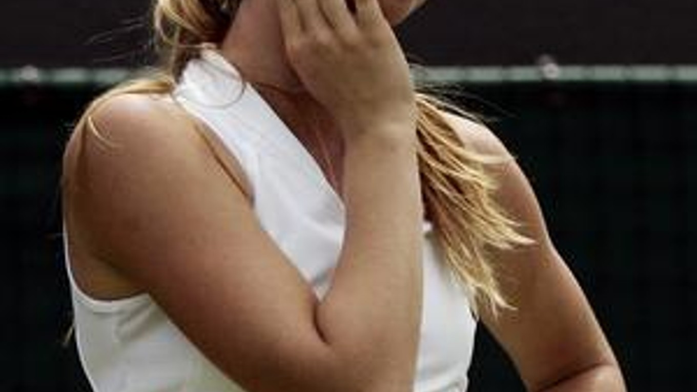 Bulharka sa narodila 8. augusta 1989 v Sofii. Je bývalou juniorskou svetovou jednotkou, ako 15–ročná postúpila na Roland Garros do štvrťfinále. Mala však pozitívny dopingový test na nandrolón, za čo dostala dvojročný dištanc. Tenistka sa obhajovala, že za