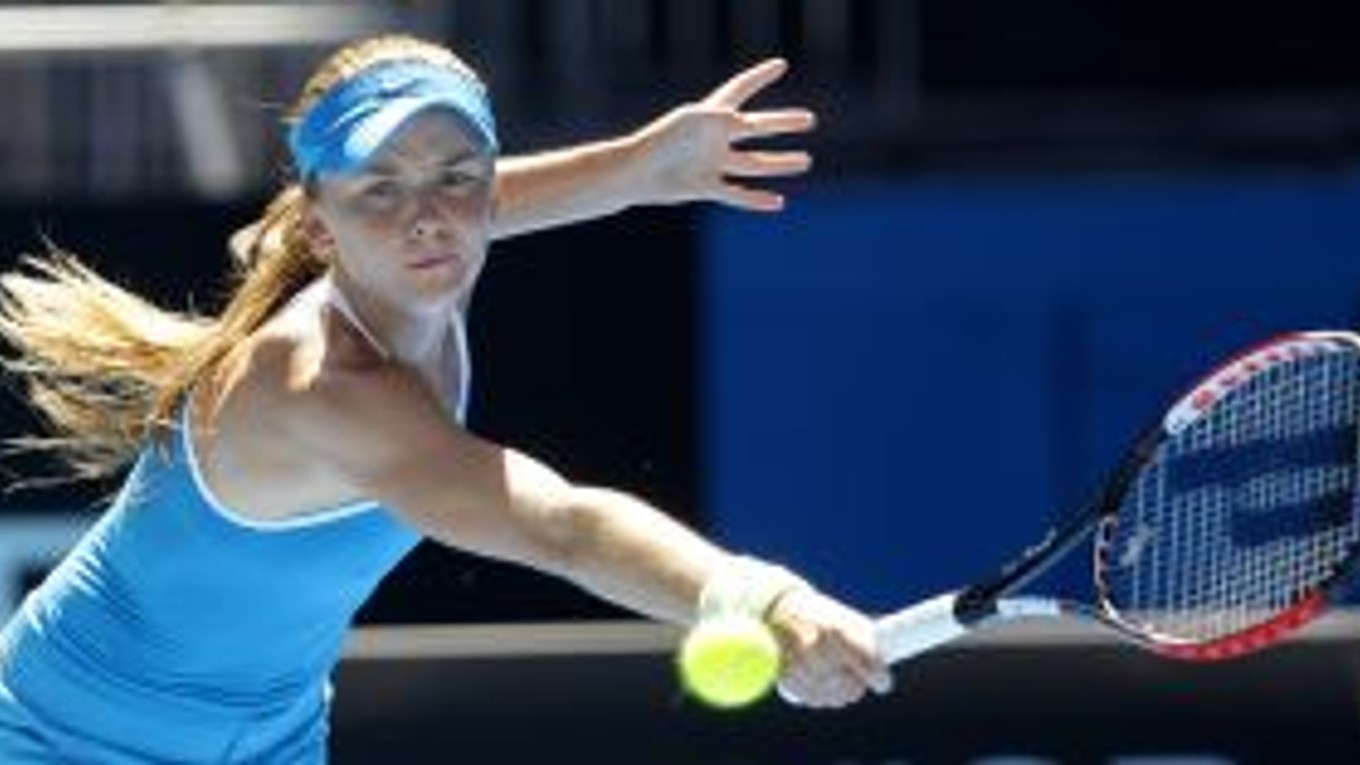 Slovenka Daniela Hantuchová odráža loptičku Francúzke Alizé Cornetovej v 3. kole dvojhry žien na grandslamovom turnaji Australian Open v Melbourne.