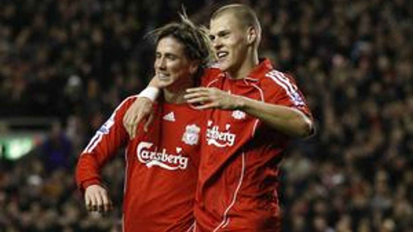 Martin Škrtel (vpravo) spolu so spoluhráčom z FC Liverpool Fernandom Torresom.