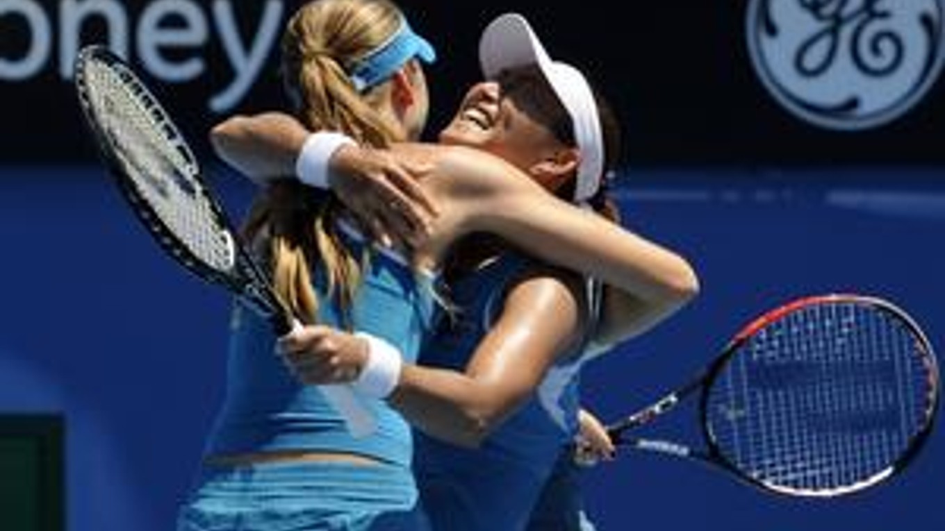 Japonská tenistka Ai Sugijamová (vpravo) a Slovenka Daniela Hantuchová oslavujú víťazstvo v zápase štvorhry nad dvojicou Cara Blacková, Liezel Huberová.