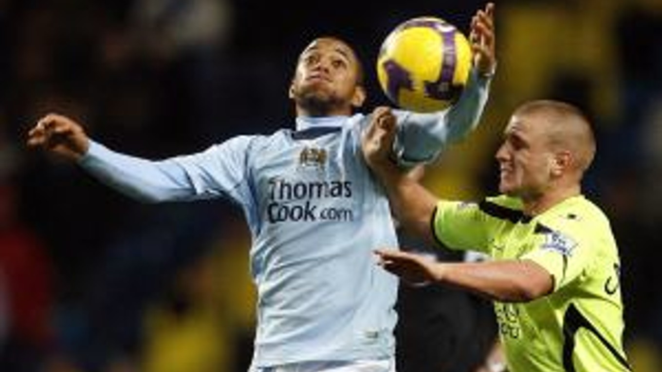 Brazílčan Robinho (v modrom) má problémy.