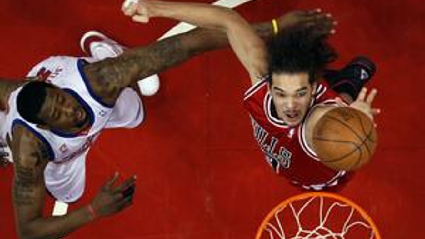 Hráč Chicaga Joakim Noah (vpravo) strieľa bránený hráčom los Angeles Clippers DeAndrom Jordanom.