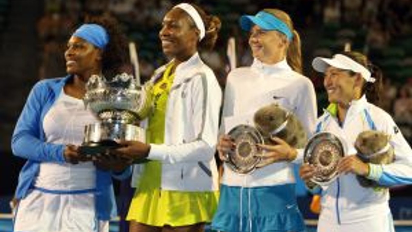 Zľava Serena a Venus Williamsové, Daniela Hantuchová a Ai Sugijamová pi záverečnom vyhlasovaní.
