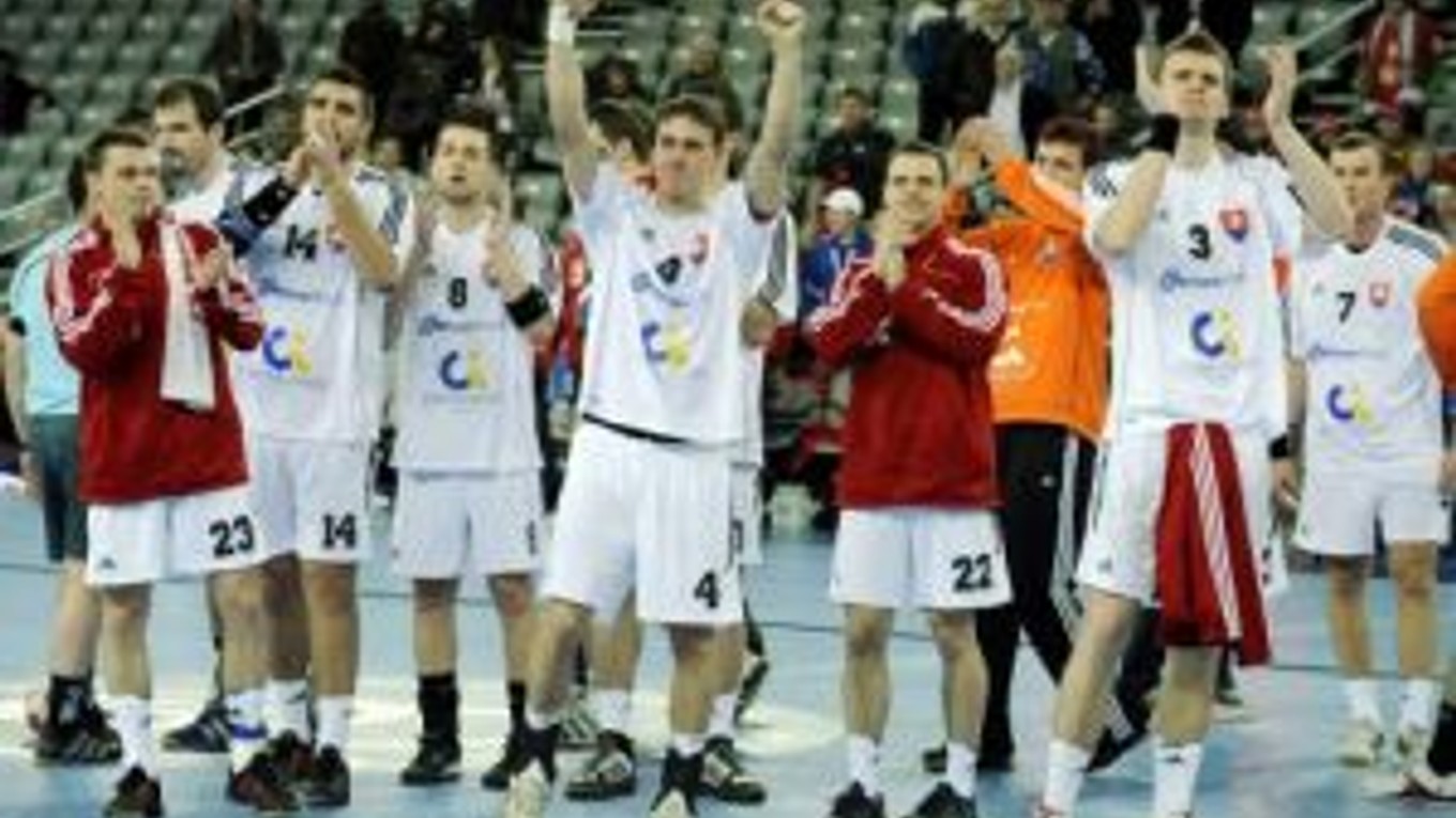 Slovenskí hádzanári pozdravujú hŕstku fanúšikov po skončení stretnutia s Nórskom